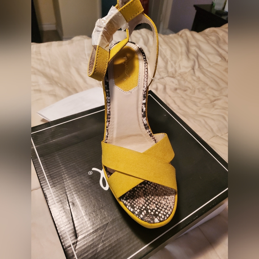 New yellow wedge Sandals size 8 - Picture 2 of 6